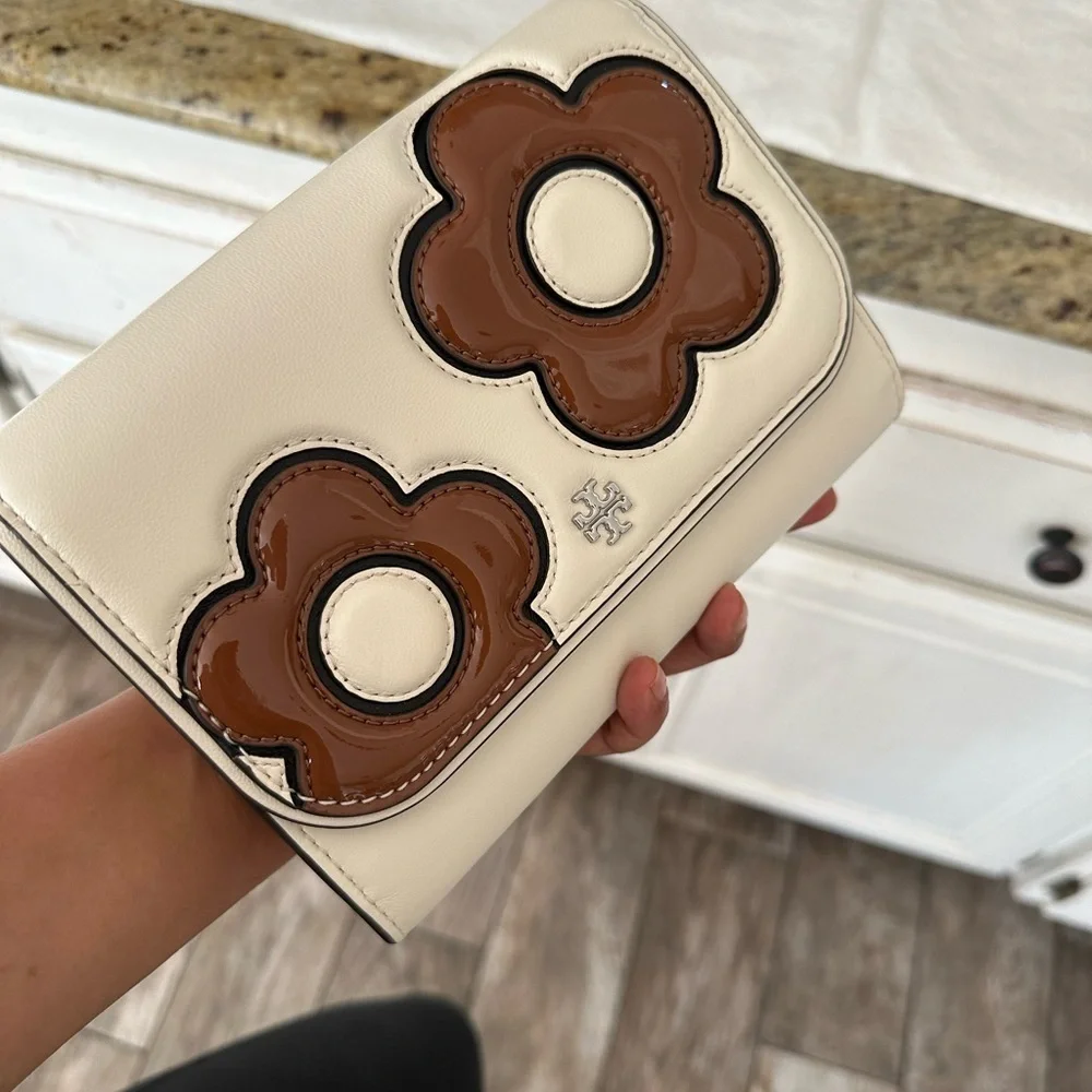New Tory Burch EMERSON FLORAL APPLIQUE CHAIN WALLET LIGHT CREAM
